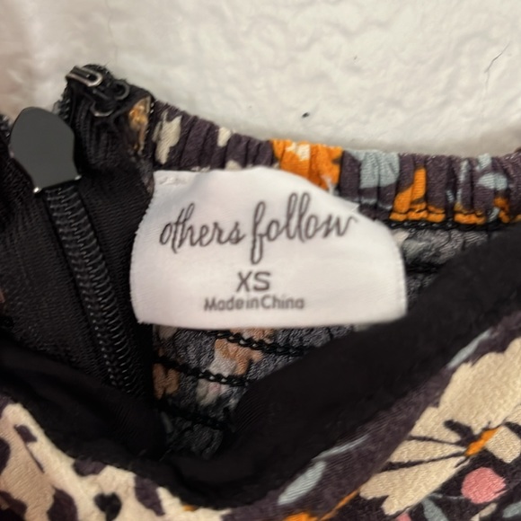 🖤🌸CUTE LITTLE MINIDRESS BY OTHERS FOLLOW SIZE XS 30Wx23L DARK FLORAL PATTERN - Picture 2 of 5